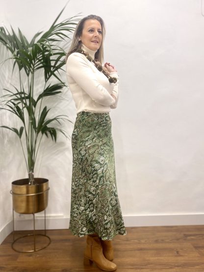 moda-casual-style-looks-falda-verde-serpiente