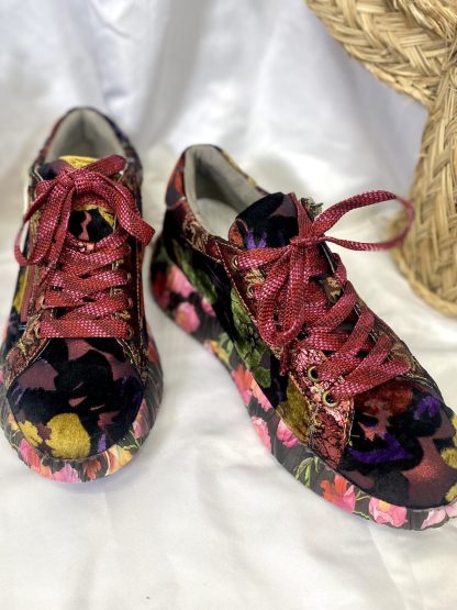 calzado-mujer-otoño-deportivas-flores-con-esencia