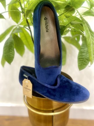 manoletina-terciopelo-azul-marino-tendencias-calzado-otoño