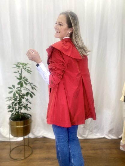capa-roja-esencia-chaqueta-cortavientos-looks-streetstyle-outfits