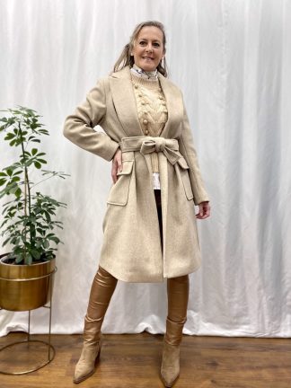 abrigo-paño-beig-mujer-moda-casual-clasica-cinturon