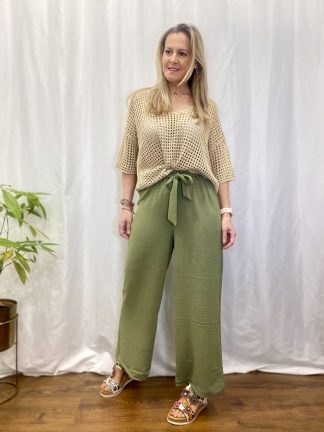 pantalones-verdes-fluidos-cinturilkla-elastica-pierna-ancha