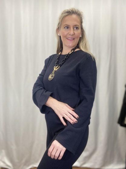 moda-casual-mujer-elegante-shopping-con-esencia