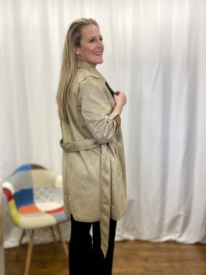 chaqueta-ligera-mujer-cinturon-bolsillos-moda-look-estilo-con-esencia