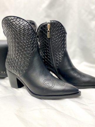 botin-campero-corto-negro-cremallera-trenzado-lateral-nueva-coleccion