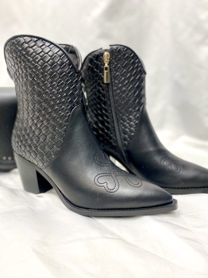 botin-campero-corto-negro-cremallera-trenzado-lateral-nueva-coleccion