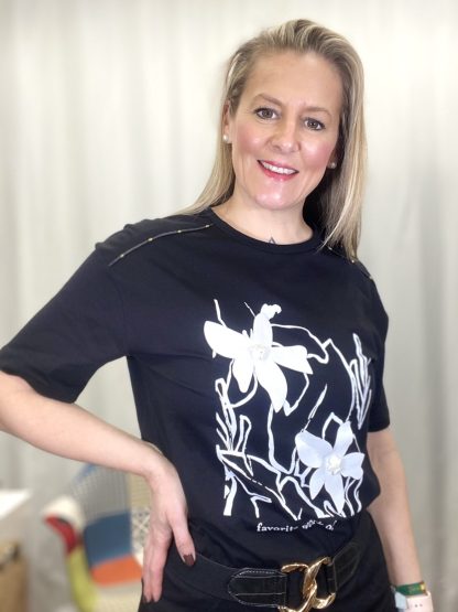 camiseta-mujer-negra-manga-corta-flores-ecopiel-shopping-primavera