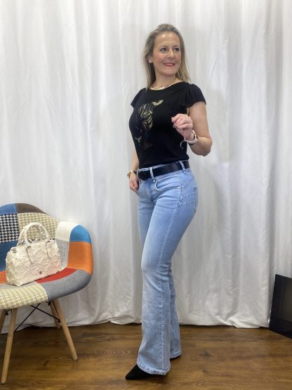 pantalones-campana-mujer-looks-casual-básicos-armario