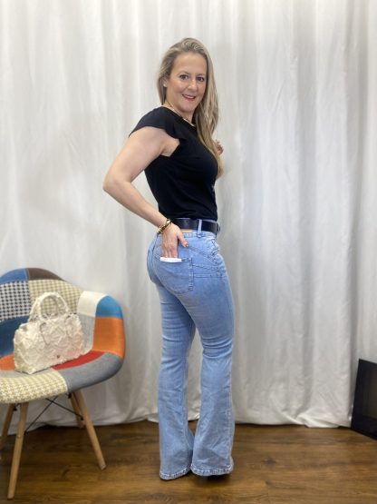moda-mujer-novedades-con-esencia-pantalones-vaqueros-elasticos