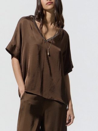 blusa-satinada-mujer-escote-pico-fluida-marrón