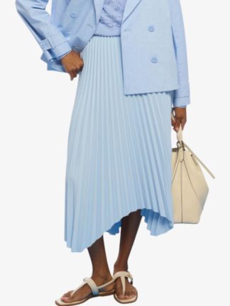 mujer-elegante-falda-plisada-Celeste-asimétrica-verano