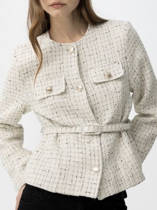 chaqueta-corta-crudo-cinturon-ribetes-negro-tipo-chanel