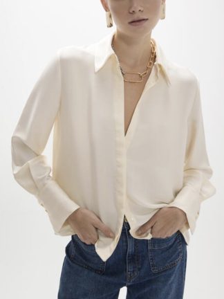 moda-elegante-mujer-camisa-satinada-vainilla-tableada