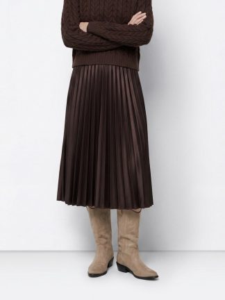 falda-plisada-marrón-mujer-elegante