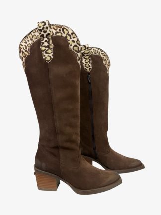 bota-mujer-caña-alta-ante-marrón-detalles-leopardo